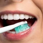 Cepilla tus dientes al menos dos veces al día con una pasta dental con flúor