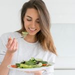 Consume una dieta balanceada rica en calcio, vitamina D y fósforo para mantener dientes y huesos fuertes