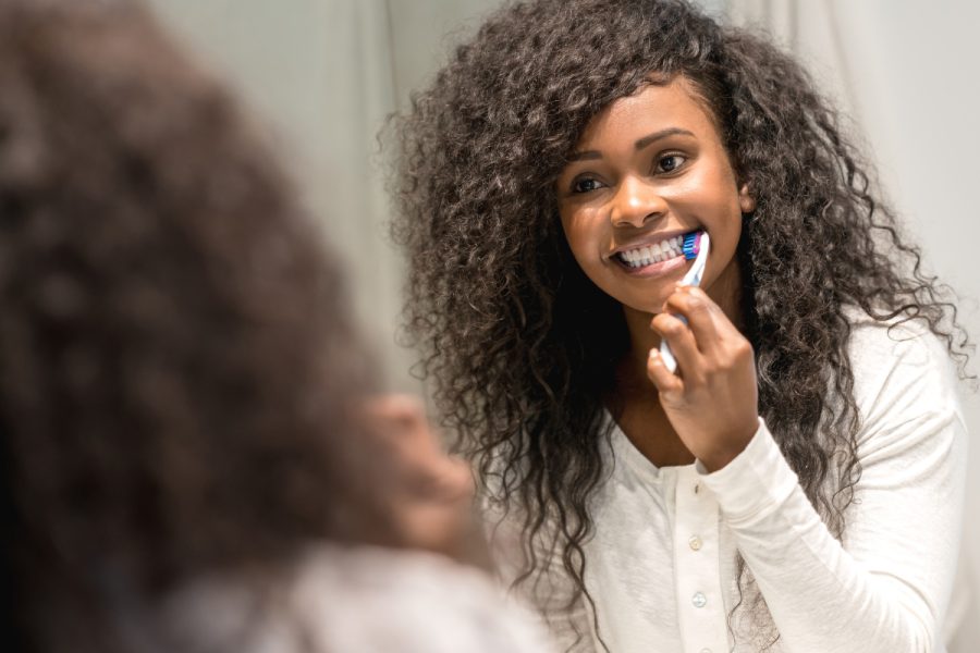 La principal recomendación siempre será acudir con un especialista, por lo menos, cada 6 meses debido a que, en muchas ocasiones, existen caries posicionadas entre 2 dientes (interdentales) que no pueden ser observadas a simple vista.